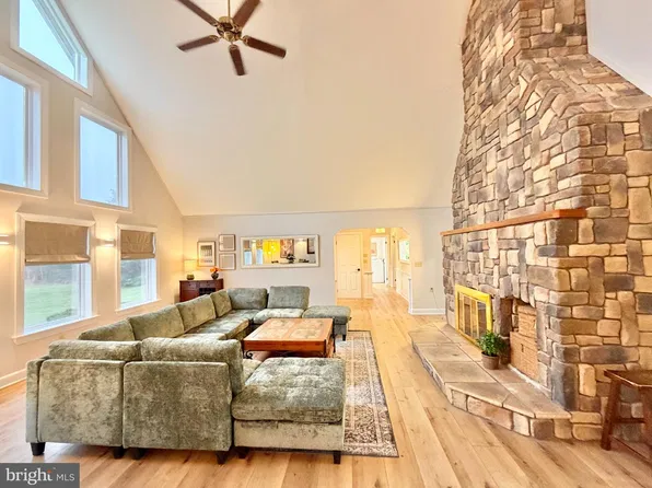 229 Jaybird Ln, Hedgesville, WV 25427