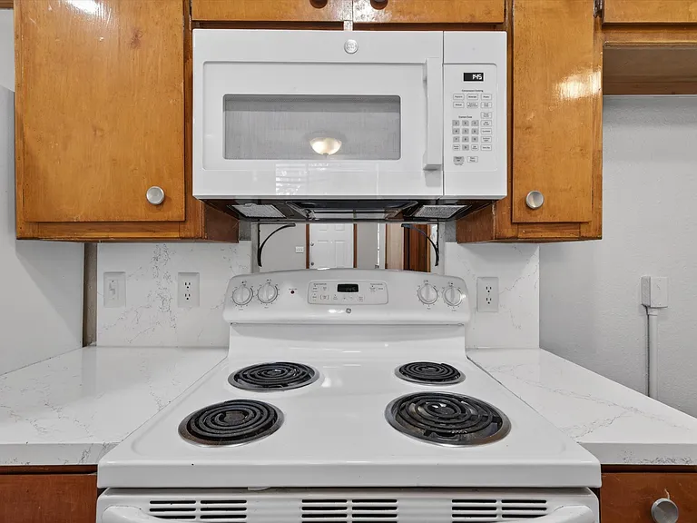 305 Cambridge Dr #305 — Photo 9