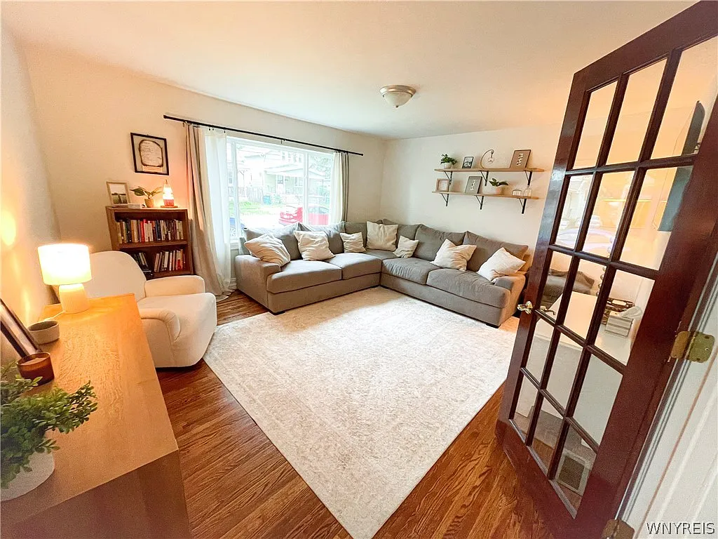 3 bed, 2.0 bath, 1202 sqft, $2,100 — Photo 2