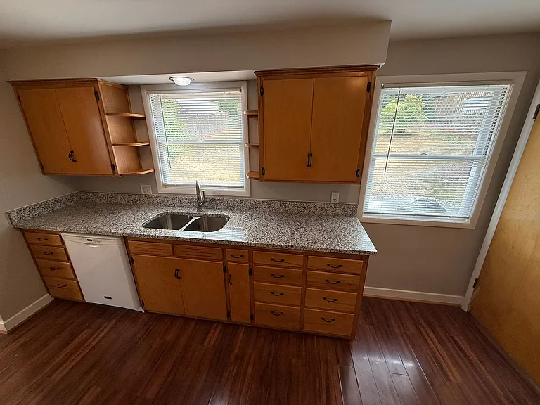 2530 Summer St SE — Photo 7
