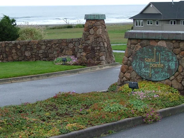 3077 Sandpointe Dr, McKinleyville, CA 95519