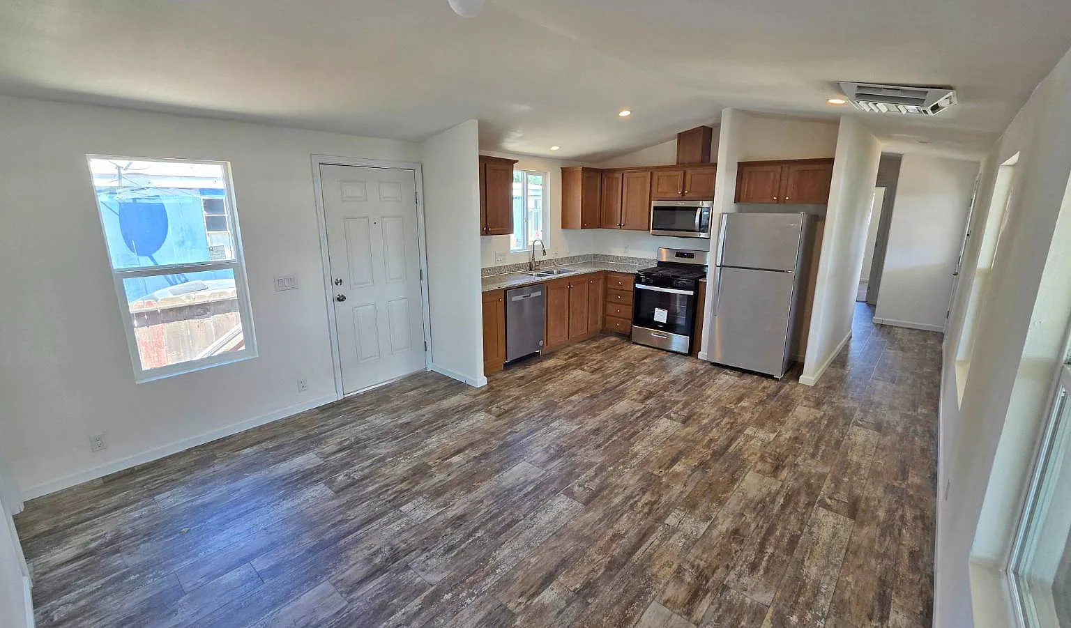 3 bed, 2.0 bath, 730 sqft, $1,250 — Photo 2