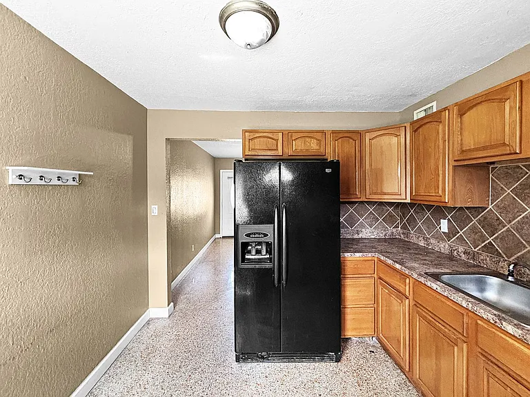 2613 E Clark St — Photo 9