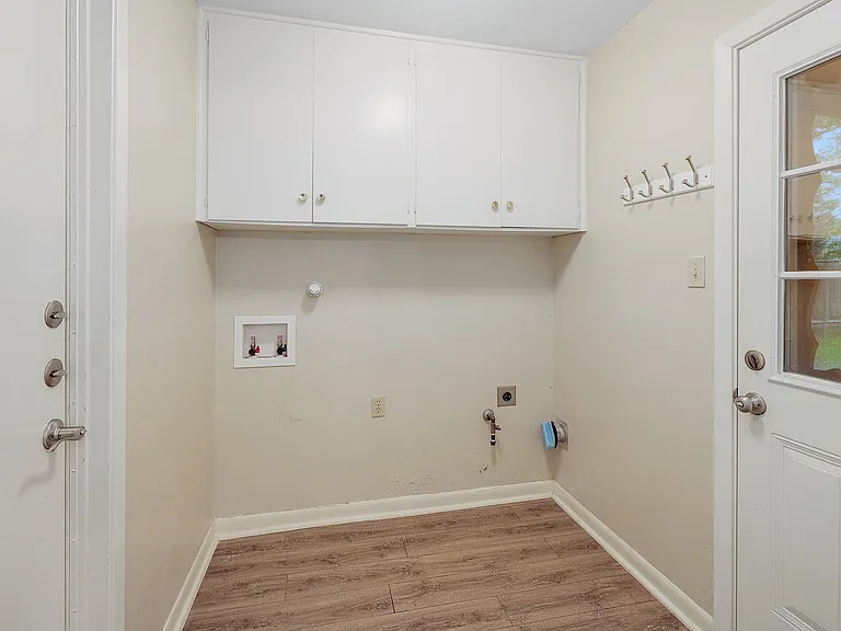 8609 Melshire Dr — Photo 23