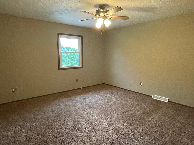 1270 Squires Dr — Photo 11