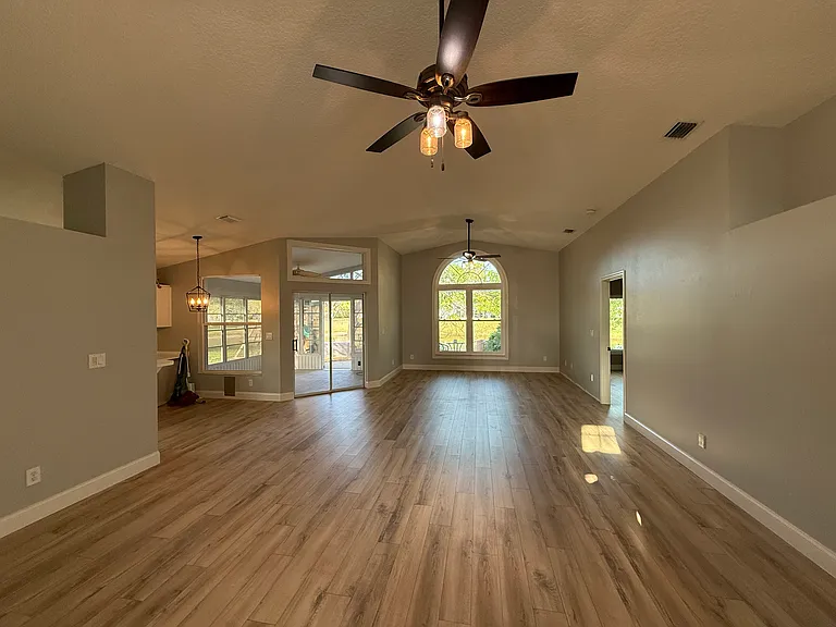 2700 Alicia Ln — Photo 2