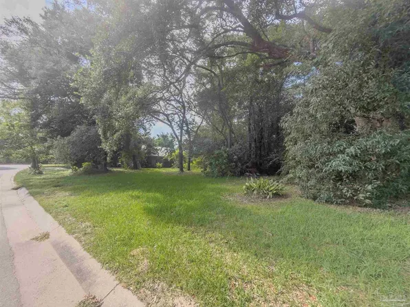 410 Twin Lakes Dr, Pensacola, FL 32504