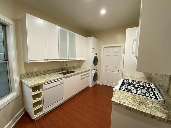 4th image of 1067 Pacific Ave