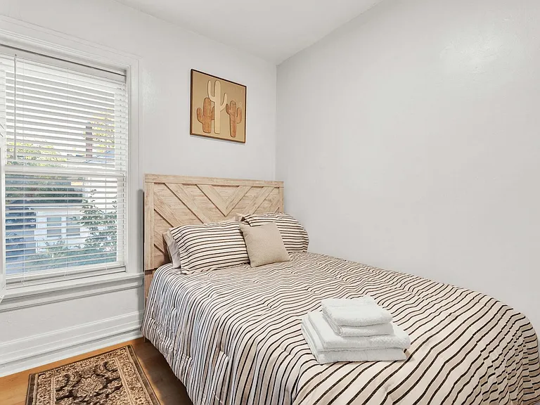 1032 Vaughn St — Photo 14