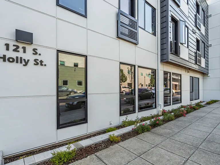 121 S Holly — Photo 30
