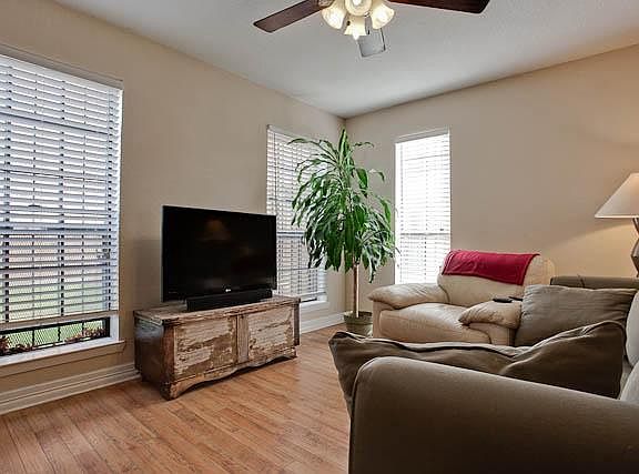 3rd image of 743 N Van Buren Ave