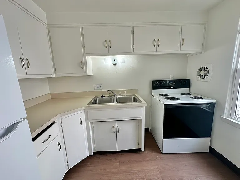 1095 Gillingham Rd #D — Photo 6