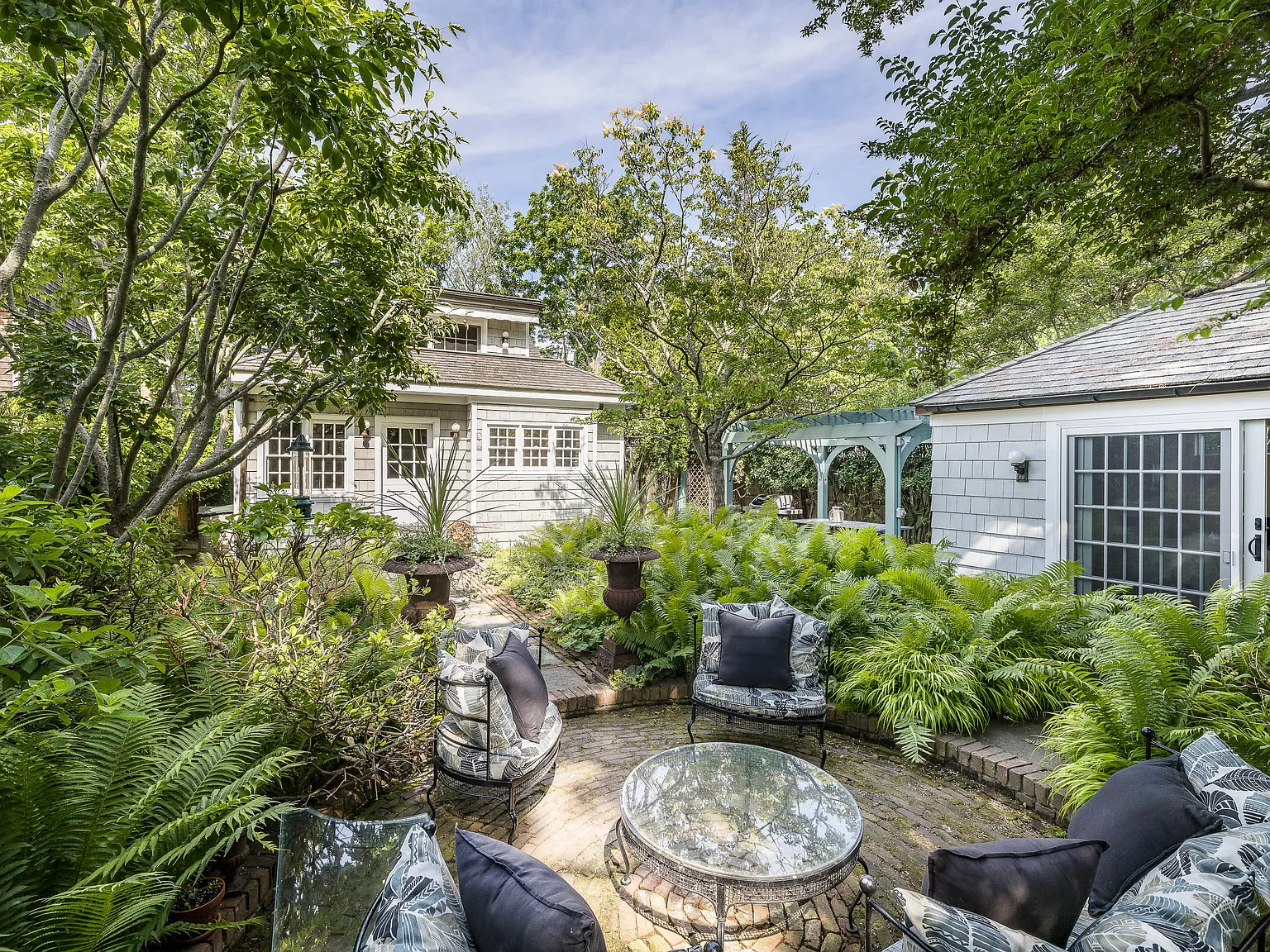 Garden Street Beauty in Sag Harbor Village — Photo 2