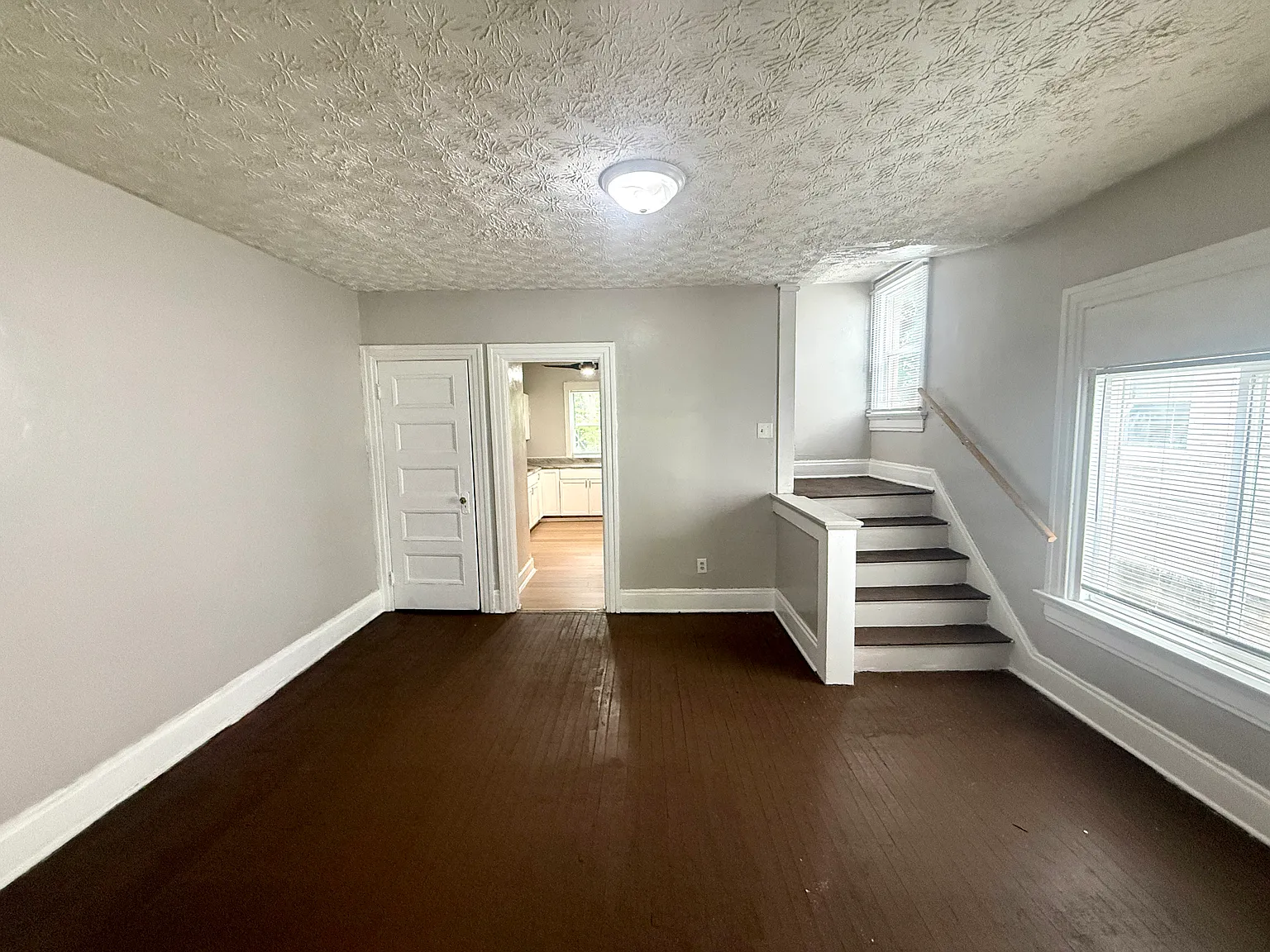3 bed, 1600 sqft, $1,200 — Photo 2