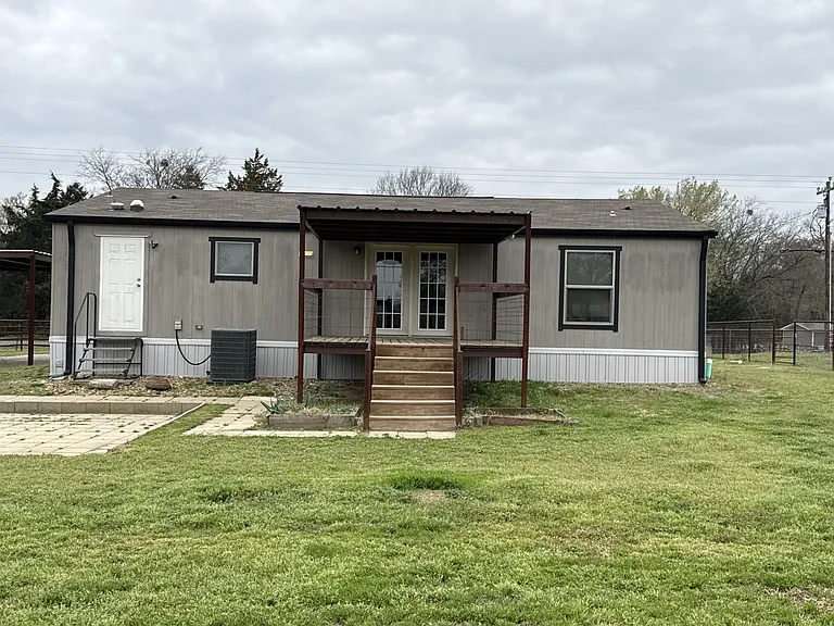 894 FM 1395 — Photo 6