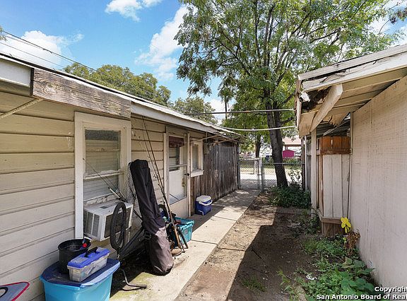 4th image of 158 Carle Ave