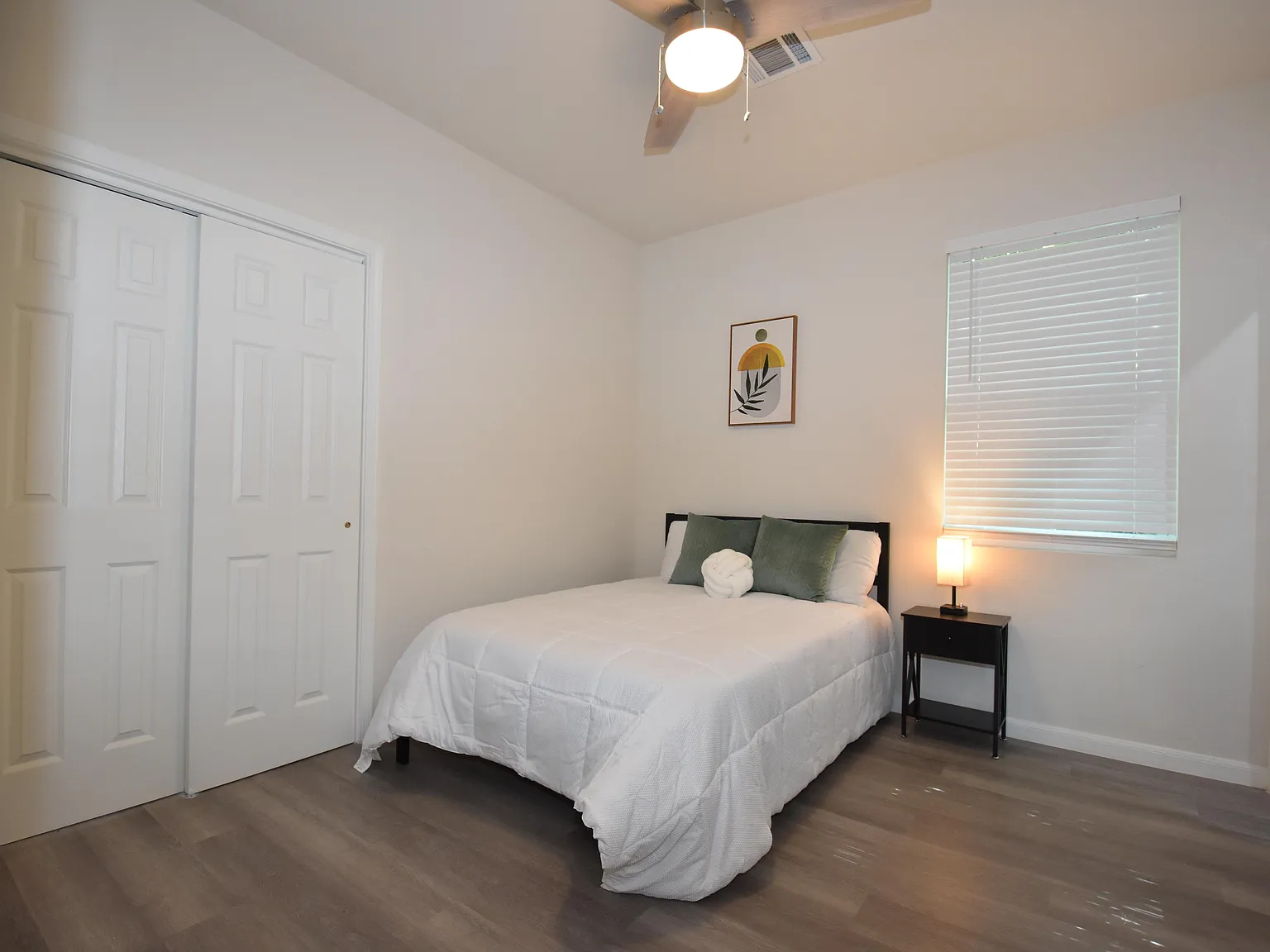 4 bed, 7.0 bath, 2300 sqft, $910 — Photo 3