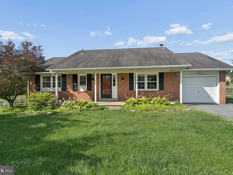 8109 Broadview Dr — Photo 1