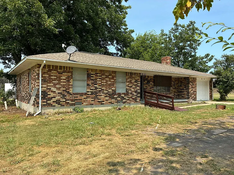 610 S Rike St — Photo 1