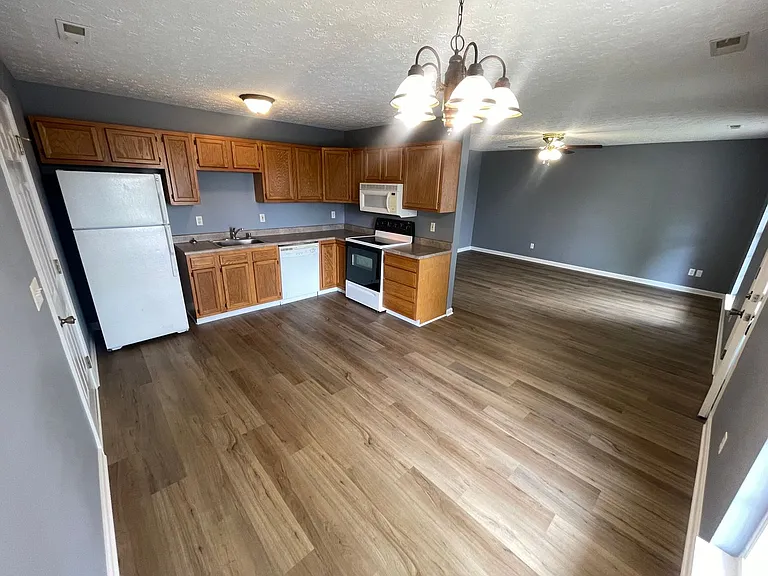 121 Spencer Ct — Photo 4