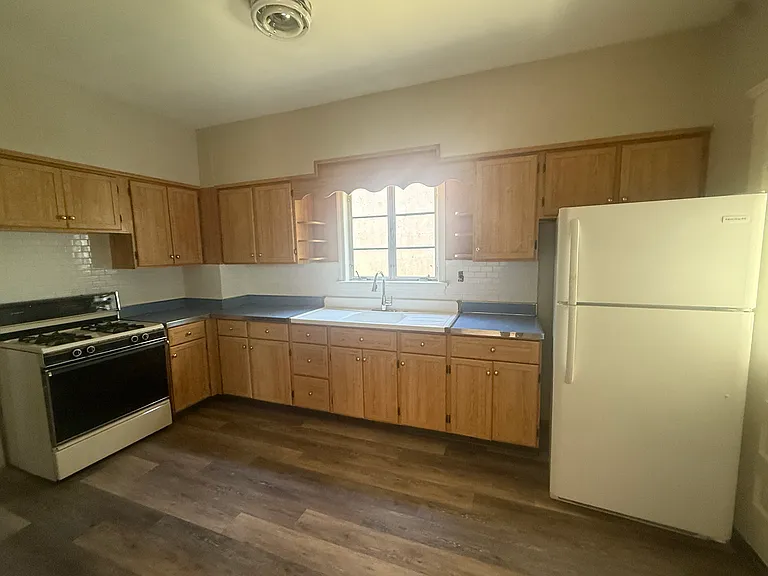 415 E Green St — Photo 5