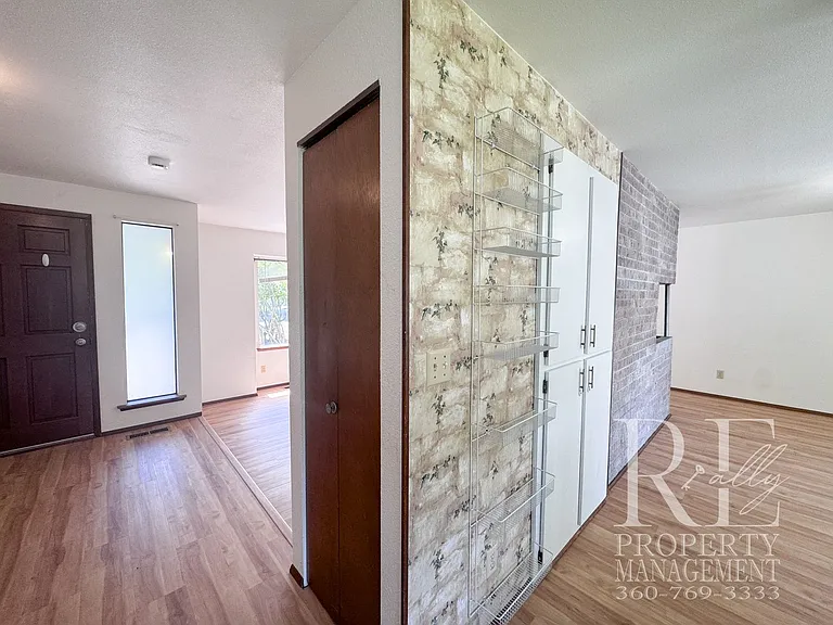 2228 NE Ridgewood Dr — Photo 9