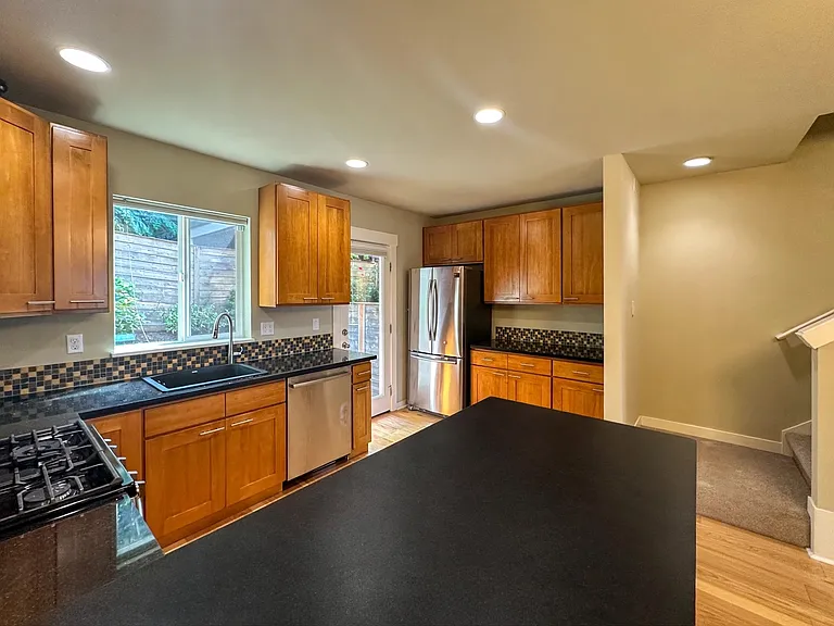 15 W Florentia St — Photo 8
