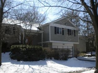 145 Midway Ln, Vernon Hills, IL
