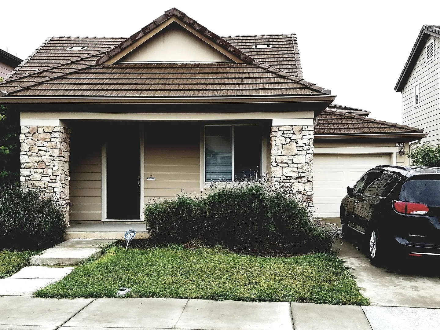 2824 Clarence Ln photo 1