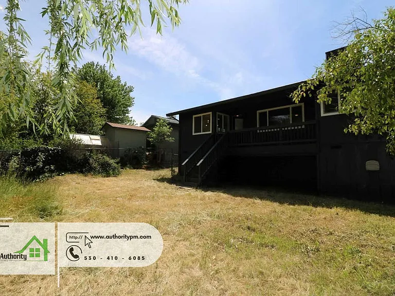 1833 Oregon Ave — Photo 29