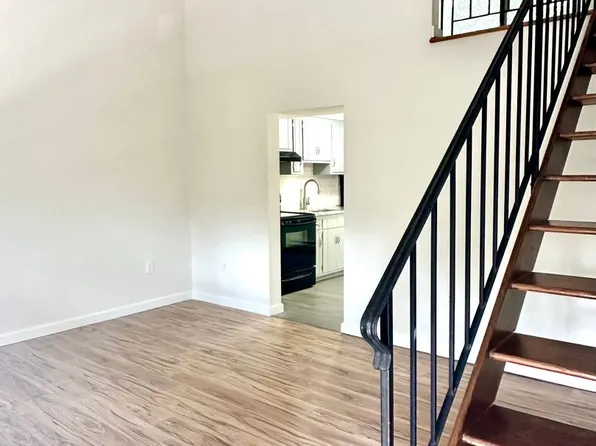 17 Farmington Ave, Plainville, CT 06062