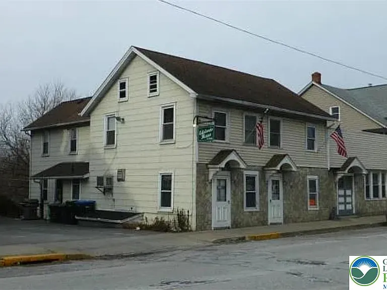 702 Main St — Photo 3
