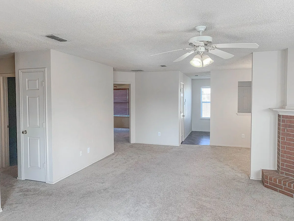 Building Photo - 6112 7th Dr