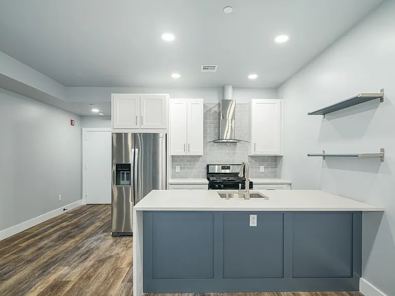 342 W Queen Ln #6 — Photo 3