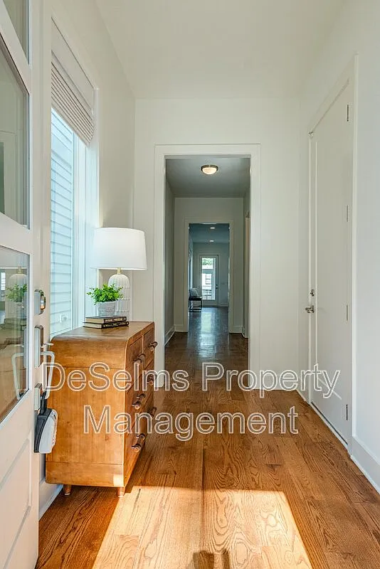 3 bed, 2.5 bath, 2456 sqft, $4,400 — Photo 2
