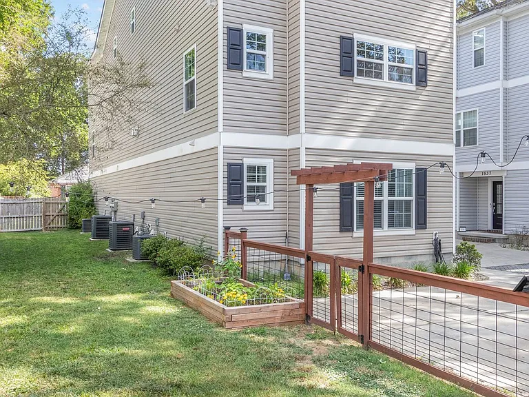 1545 Ocean Garden St — Photo 26