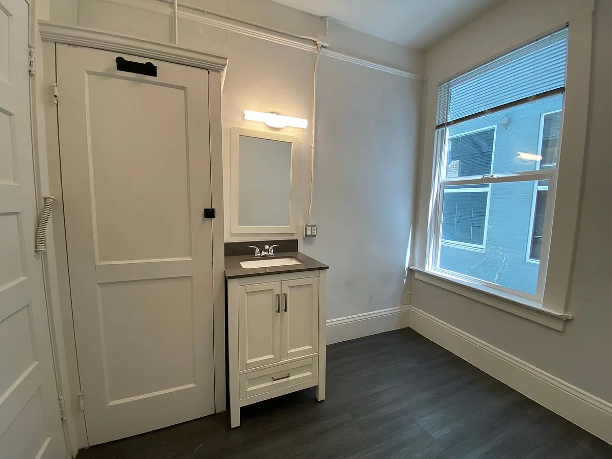 Building Photo - 668 Clay St #20