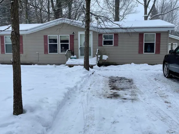 413 Beech St, Houghton Lake, MI 48629