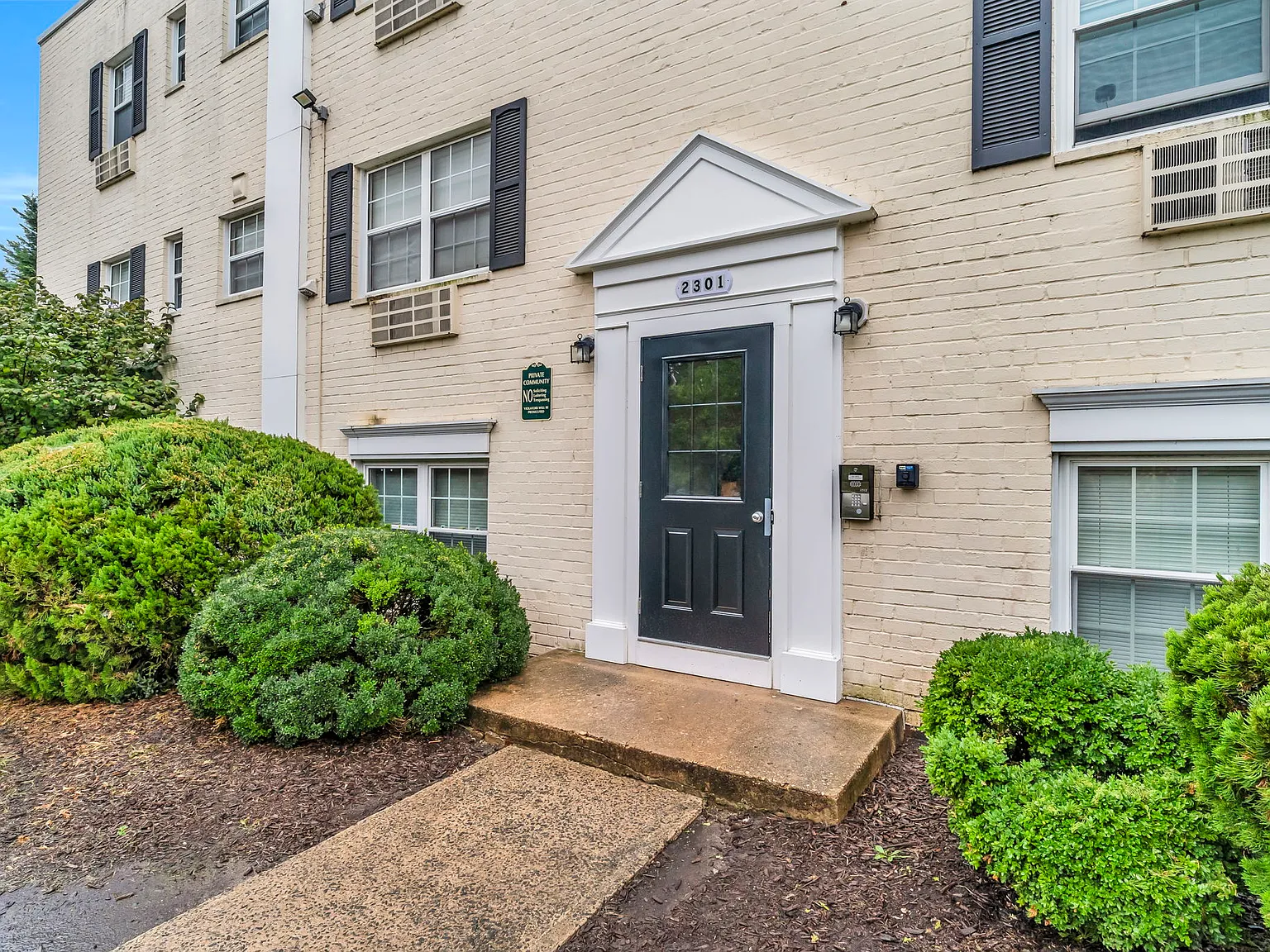 2 bed, 602 sqft, $2,000 — Photo 2