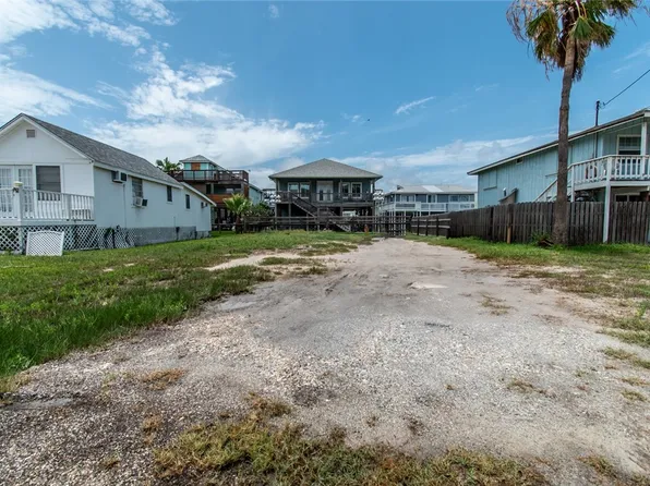 1019 S Austin St, Rockport, TX 78382