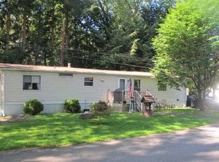 4 Blue Jay Ln, Hyde Park, NY 12538