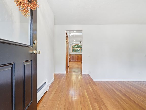 3rd image of 18 Brucewood Rd