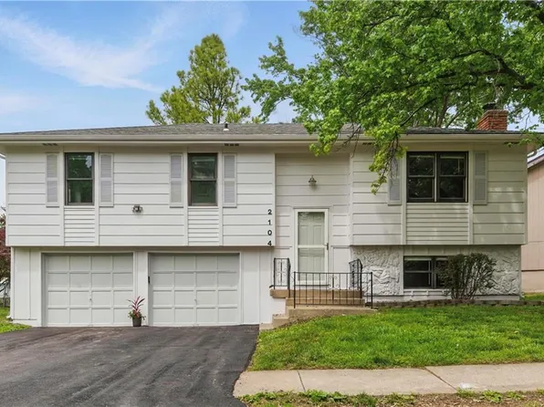 2104 E Taylor Dr, Olathe, KS 66062