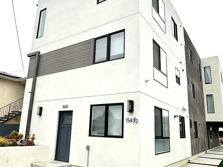 1543 W 37th Pl — Photo 19