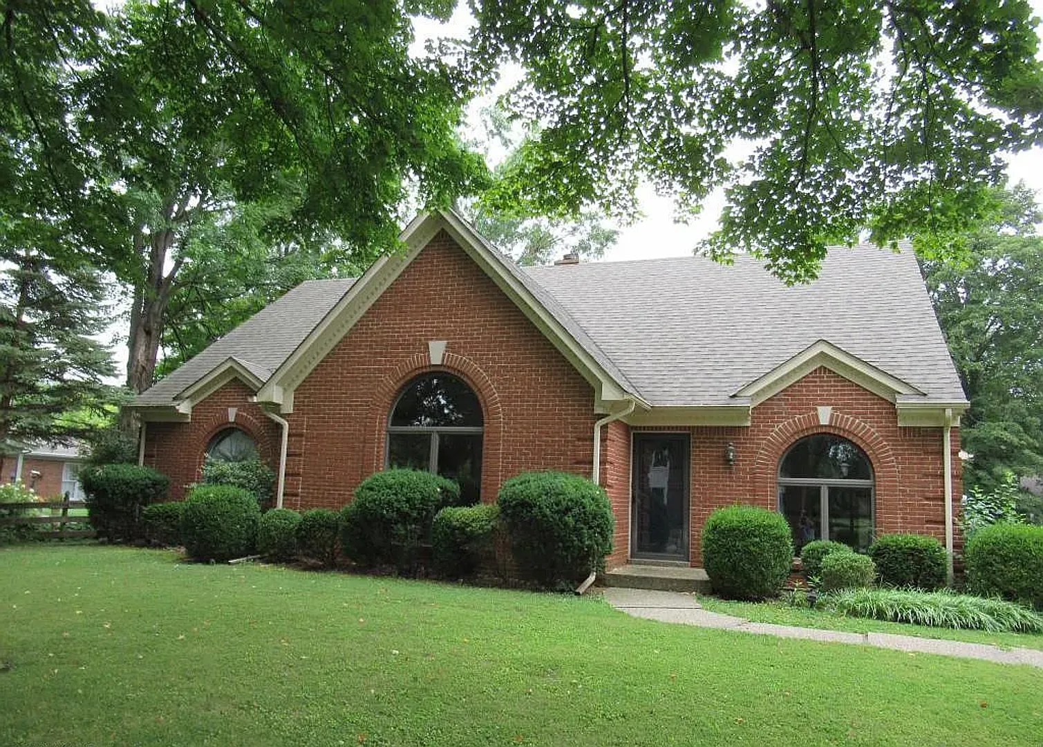 Unique Lyndon area 4 bedroom home with multiple common areas — Photo 4
