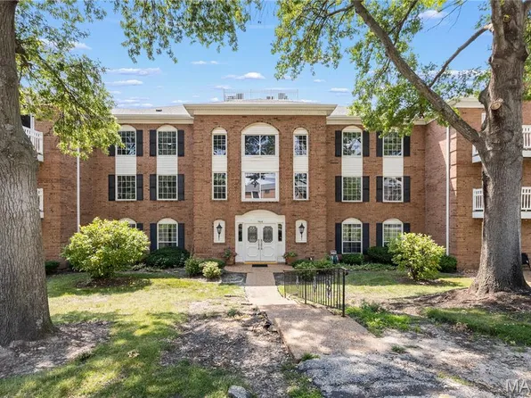 964 Claytonbrook Dr APT 2B, Ballwin, MO 63011