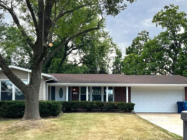 1524 Roth Hill Dr, Maryland Heights, MO 63043