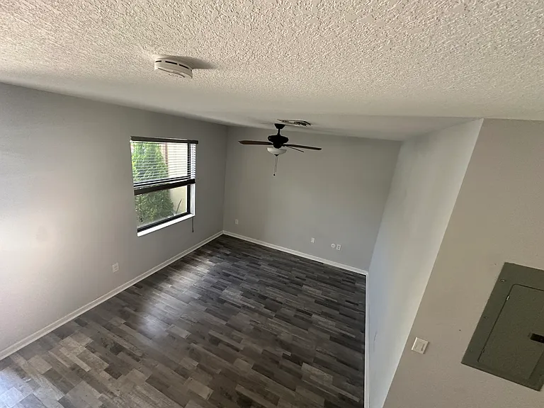 3211 SE 6th St — Photo 24