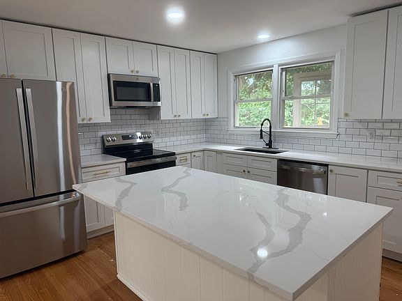 2nd image of 1165 Sherwood St
