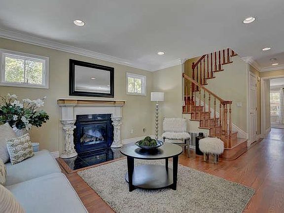 4th image of 1315 Edgehill Dr